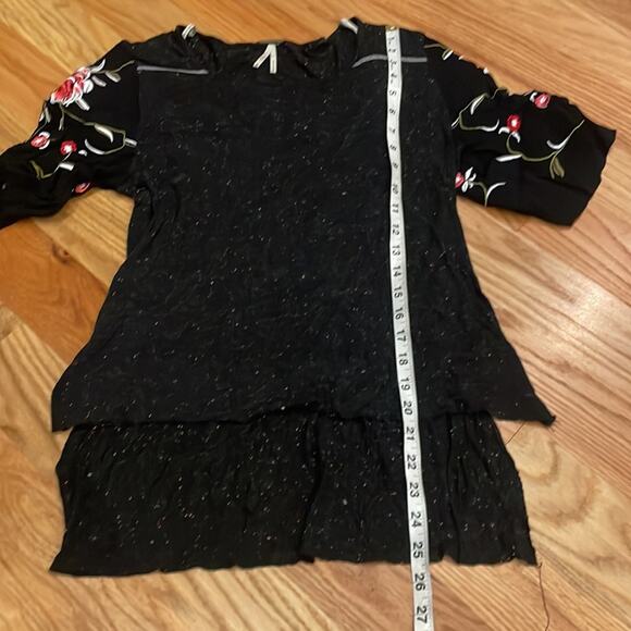 Gimmicks by BKE speckled top with embroidered sleeve and lace cut out size small - Picture 5 of 7